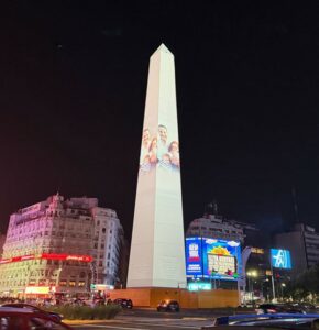 El mundo iluminado de naranja en homenaje a los Bibas El mundo iluminado de naranja en homenaje a los Bibas